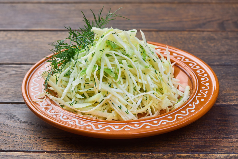 Салат из капусты, яблок и сельдерея