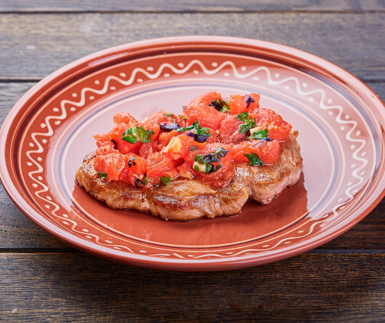 Стейк из свинины с запеченными помидорами