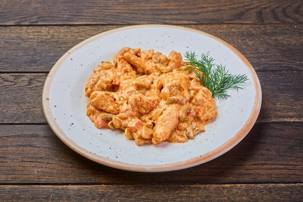 Ломтики форели в сливочном соусе с грибами, помидорами и репчатым луком