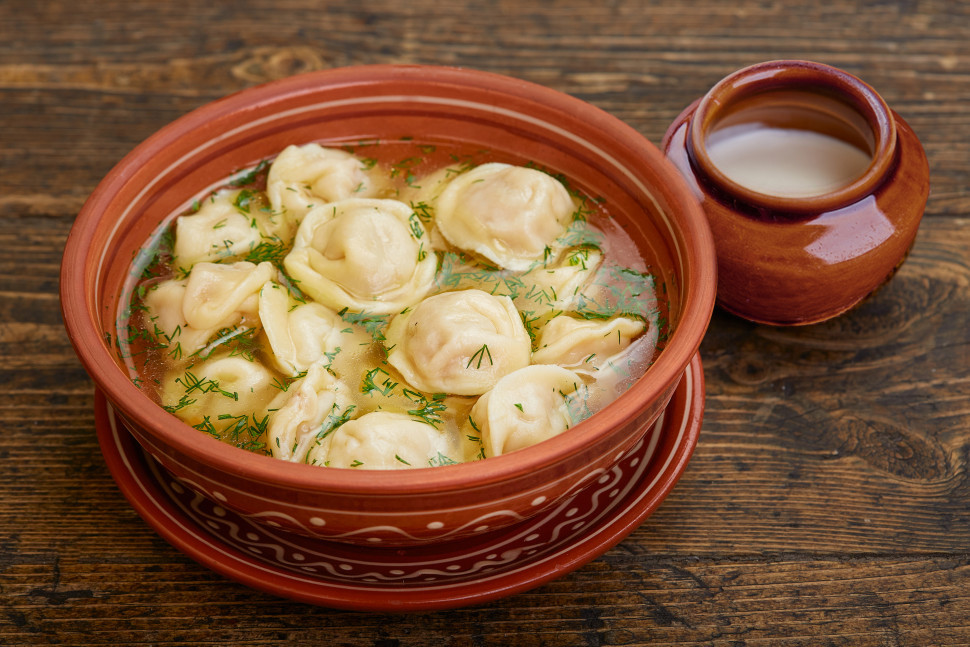 Пельмени с мясом и куриным бульоном (2 порции)