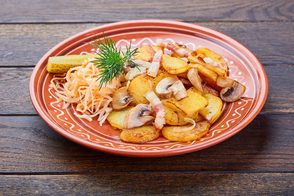 Картофель жареный с грибами и копченой грудинкой