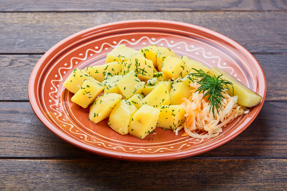 Картофель отварной с чесноком и укропом