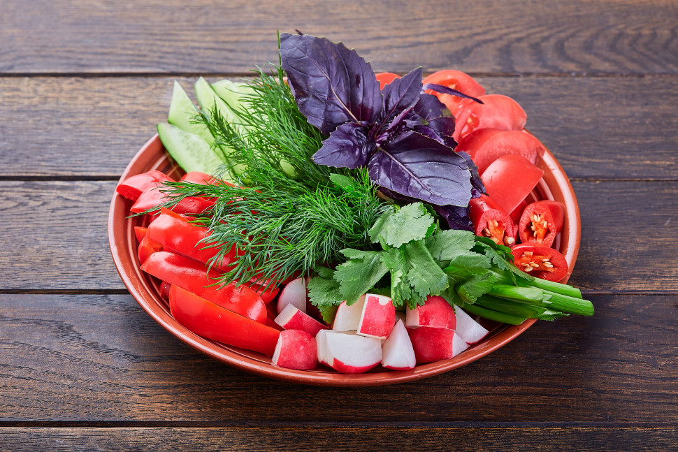 Ассорти из свежих овощей и зелени