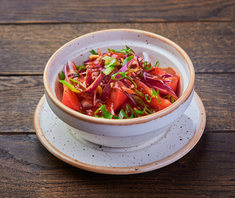 Салат из свежих помидоров с душистым томатным соусом