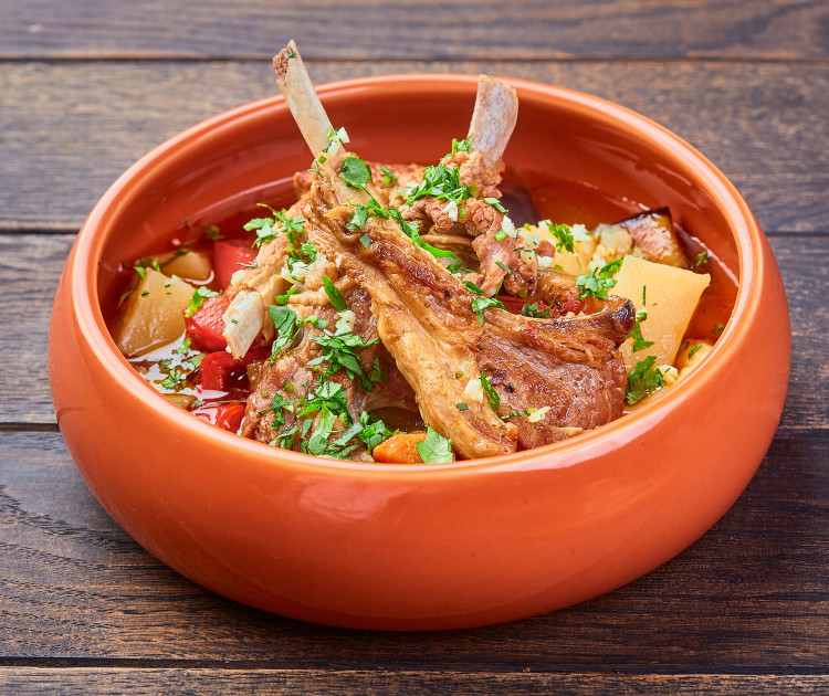 Баранина на кости, томленая с овощами