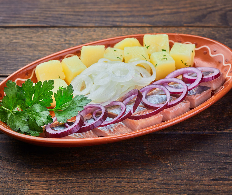 Сельдь домашнего посола с отварным картофелем и маринованным луком
