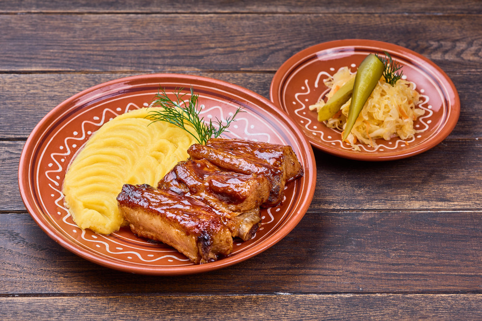 Рёбрышки свиные, тушёные в соусе барбекю