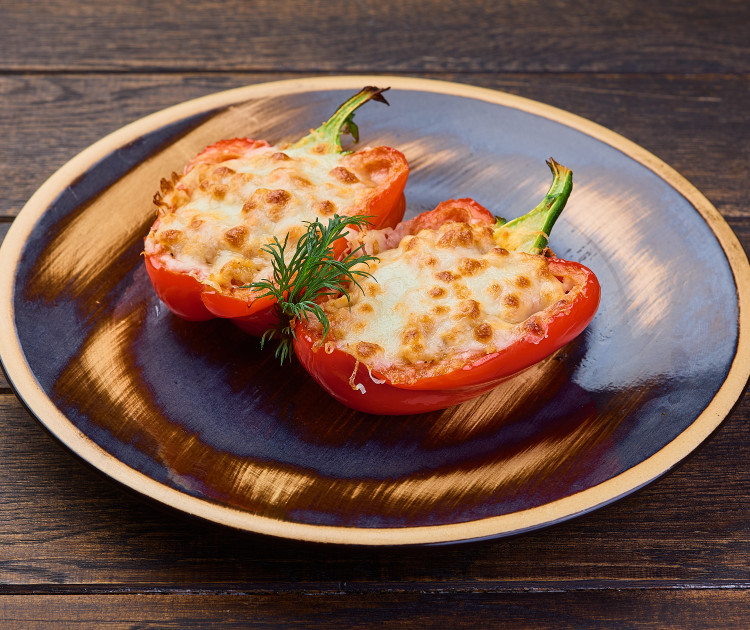 Перец запеченный, фаршированный курицей