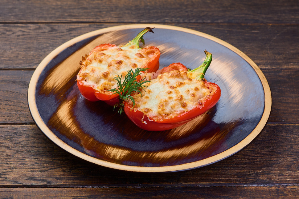 Перец запеченный, фаршированный курицей