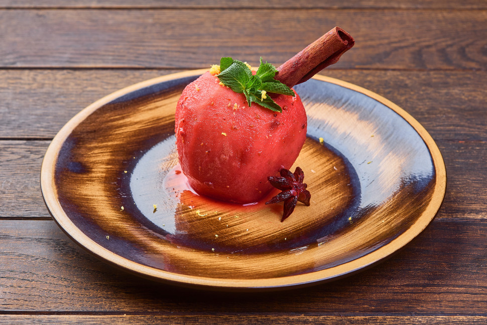 Яблоко, томленое в пряном малиновом сиропе