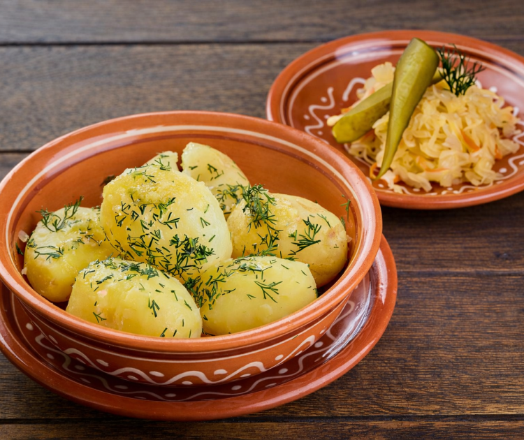 Картофель молодой отварной с чесноком и укропом