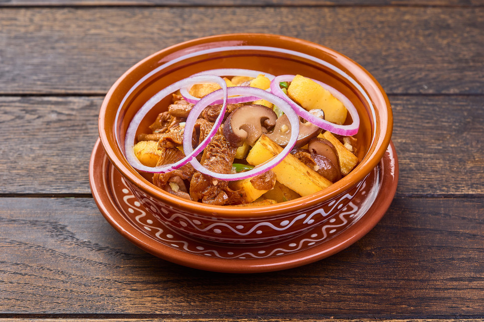 Салат картофельный с груздями и лисичками