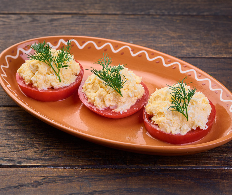 Закусь из помидоров с сыром и чесноком