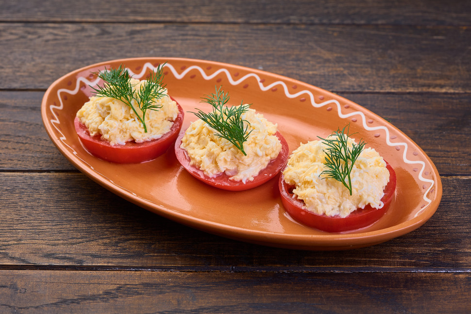 Закусь из помидоров с сыром и чесноком