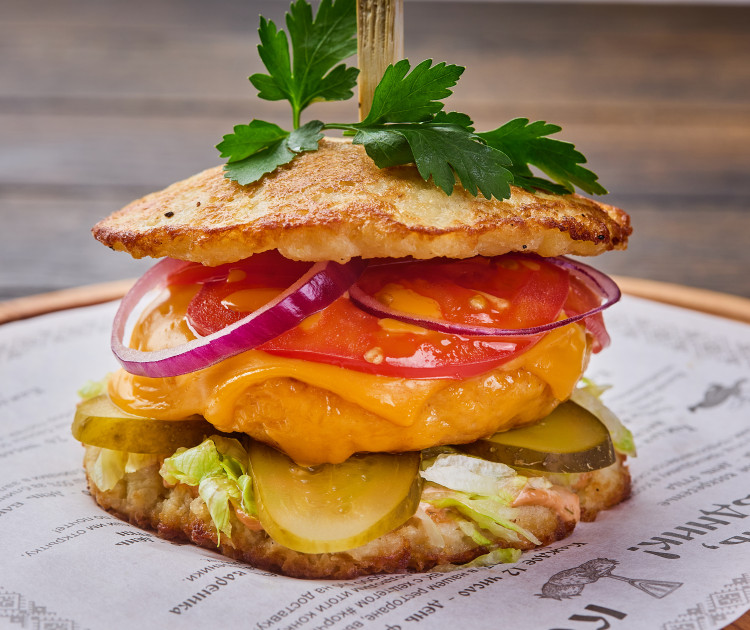 Бургер "Корчма" с куриной котлетой и дерунами