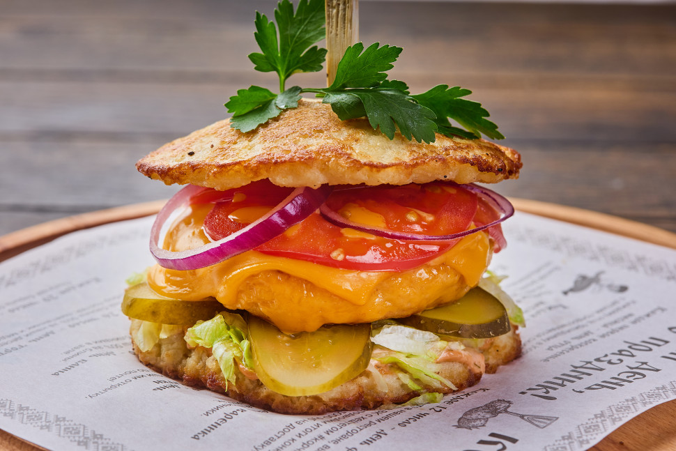 Бургер "Корчма" с куриной котлетой и дерунами