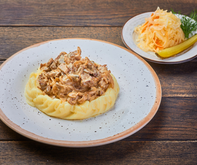 Бефстроганов с картофельным пюре