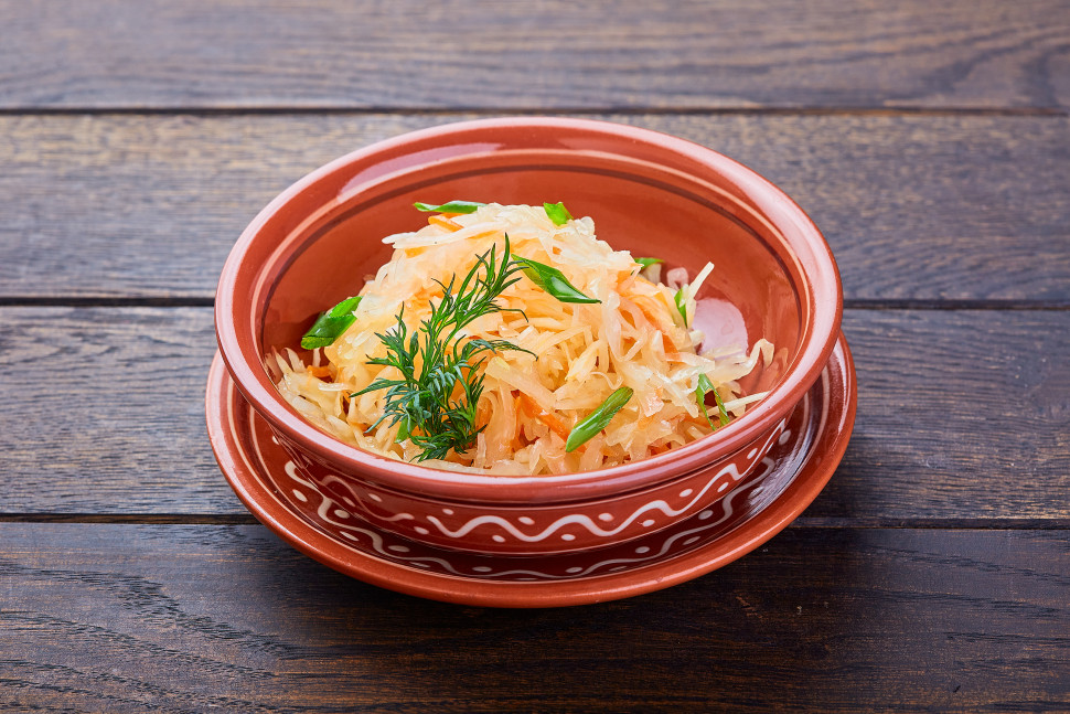 Капуста квашеная с маслом и луком 