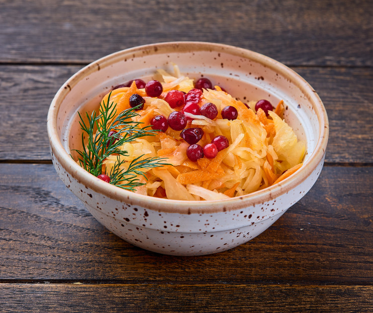 Капуста квашеная с луком и клюквой