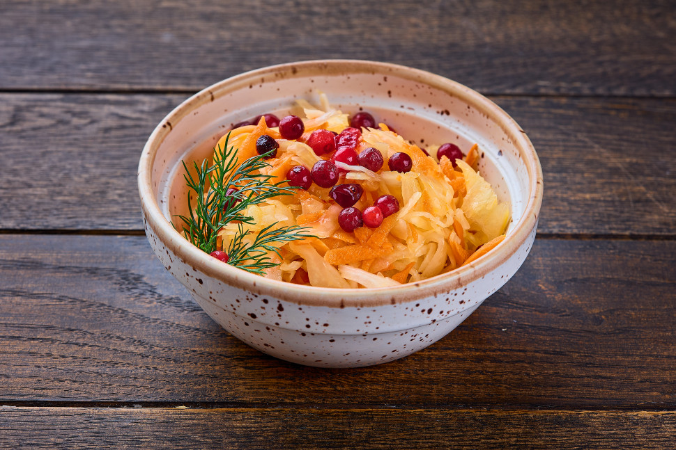Капуста квашеная с луком и клюквой
